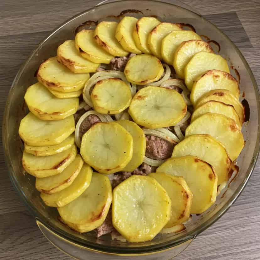 Bife com rodelas de batatas ao forno