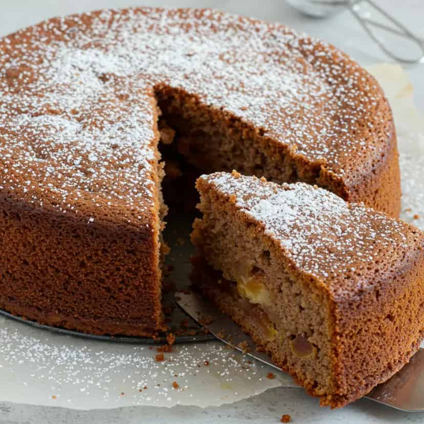 Bolo de granola com maçã e banana