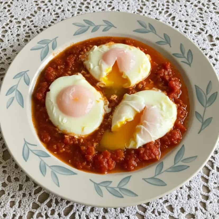 Ovos Poché em Molho de Tomate