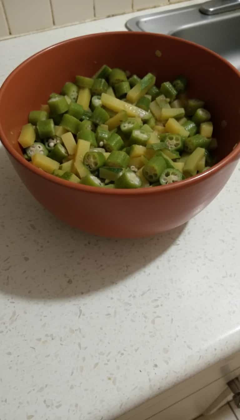 Foto deliciosa de Abobrinha e Quiabo ao Molho de Limão pronta para servir - Pratos Brasileiros Icônicos