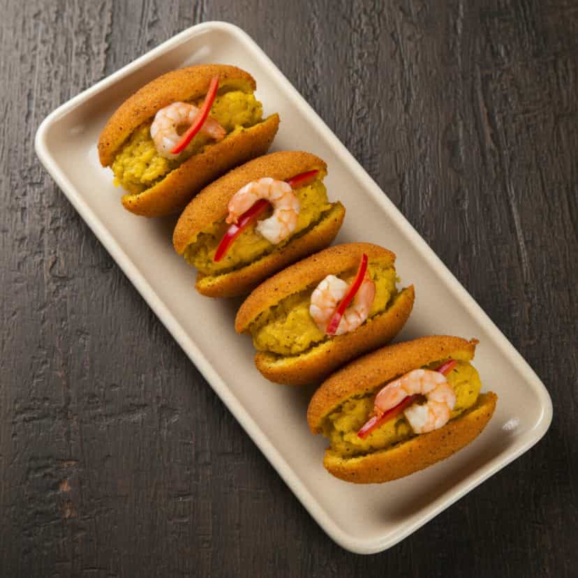 Foto deliciosa de Acarajé com Vatapá pronta para servir - Pratos Brasileiros Icônicos