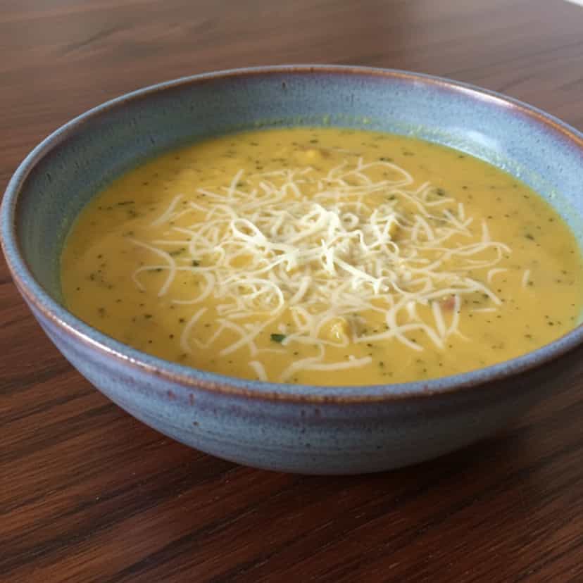 Foto deliciosa de Angu Cremoso de Milho Verde pronta para servir - Pratos Brasileiros Icônicos