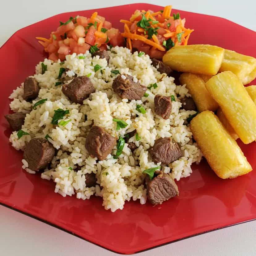 Foto deliciosa de Arroz com Charque pronta para servir - Pratos Brasileiros Icônicos