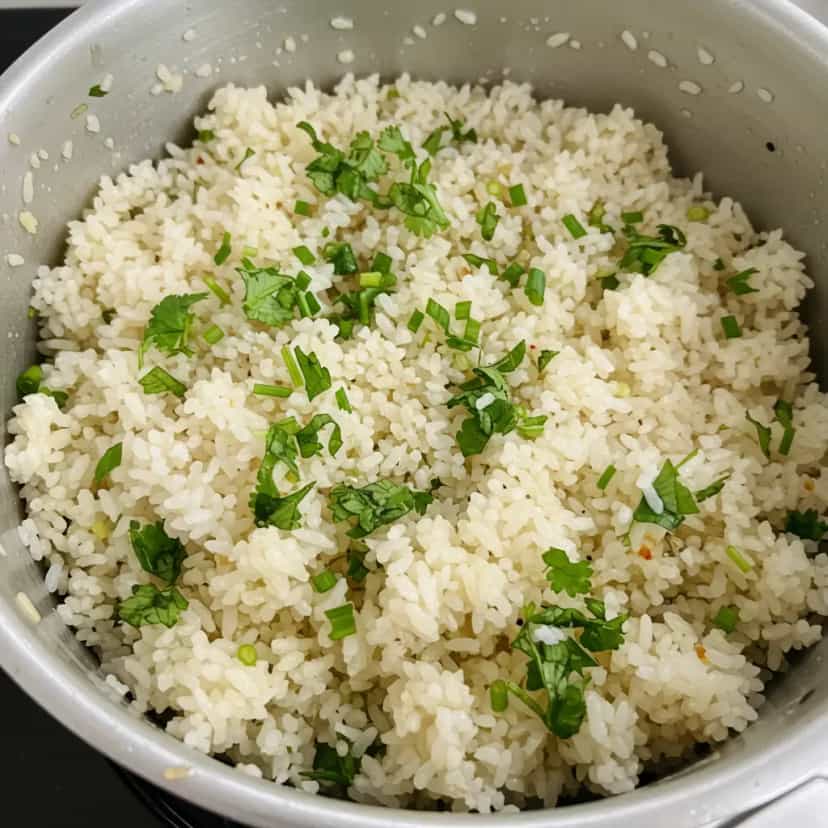 Foto deliciosa de Arroz com Coentro e Cebolinha pronta para servir - Almoço & Jantar