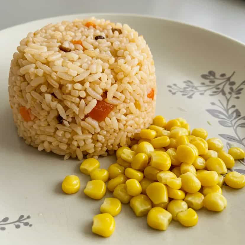 Foto deliciosa de Arroz com Farofa e Calabresa pronta para servir - Pratos Brasileiros Icônicos