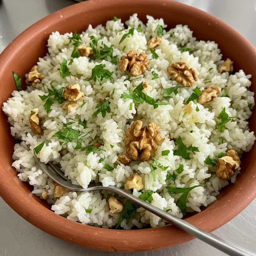 Foto deliciosa de Arroz com Nozes e Salsa pronta para servir - Outras Receitas