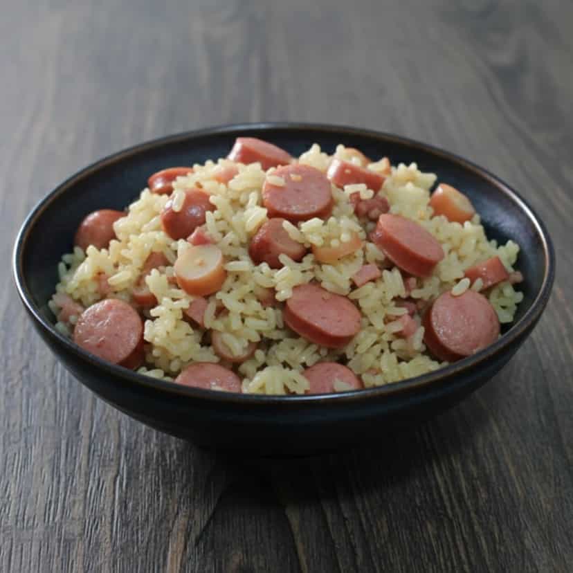 Foto deliciosa de Arroz com Pinhão e Calabresa pronta para servir - Pratos Brasileiros Icônicos