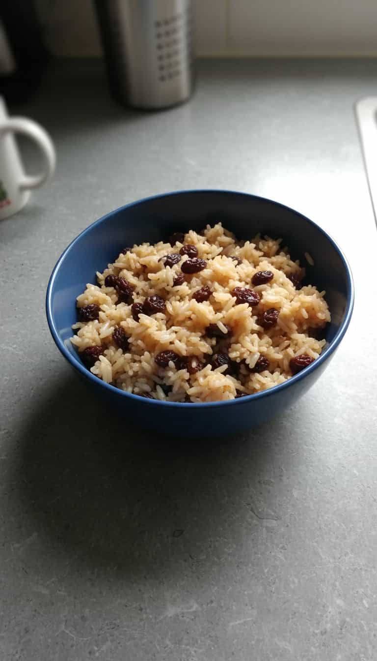 Foto deliciosa de Arroz com Uvas Passas e Leite de Coco pronta para servir - Almoço & Jantar