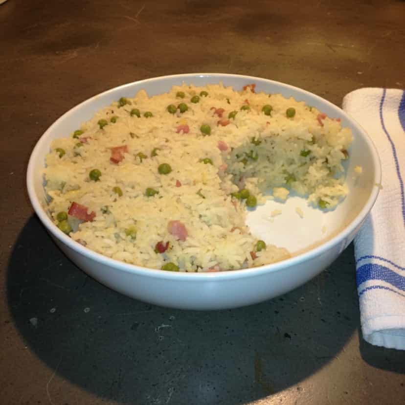 Foto deliciosa de Arroz de Forno com Calabresa pronta para servir - Pratos Brasileiros Icônicos