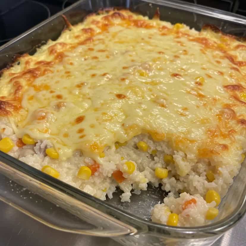 Foto deliciosa de Arroz de Forno com Calabresa pronta para servir - Pratos Brasileiros Icônicos