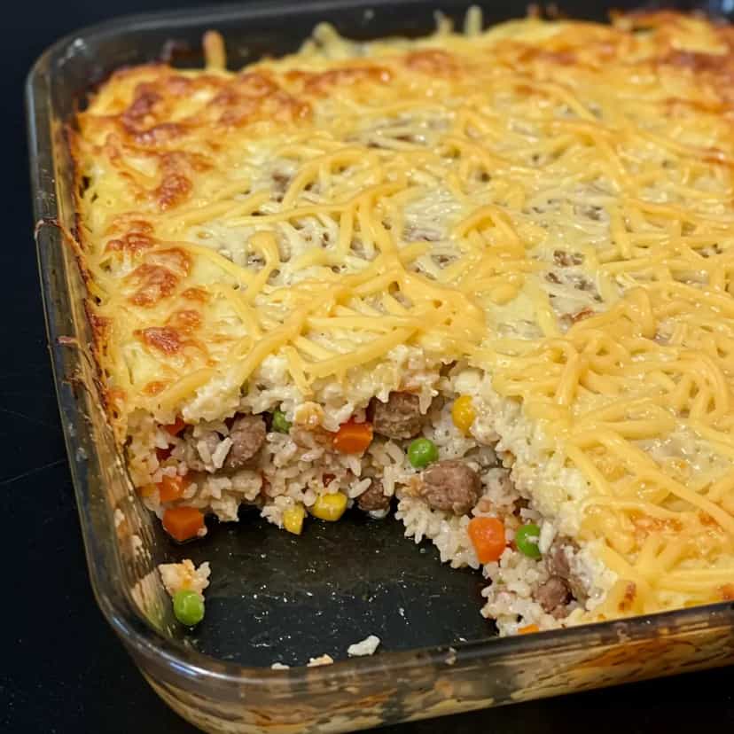 Foto deliciosa de Arroz de Forno com Linguiça e Carne pronta para servir - Almoço & Jantar