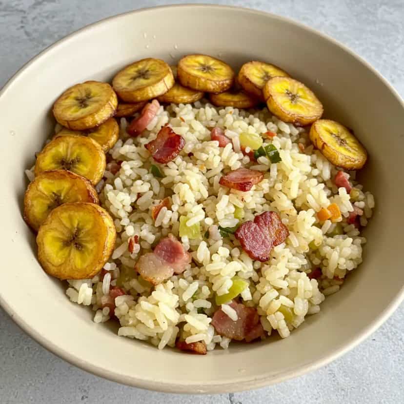 Foto deliciosa de Arroz de Natal com Banana e Toucinho pronta para servir - Pratos Brasileiros Icônicos