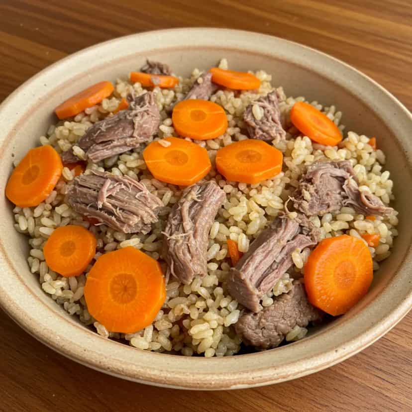 Foto deliciosa de Arroz de Pato Escondido pronta para servir - Pratos Brasileiros Icônicos