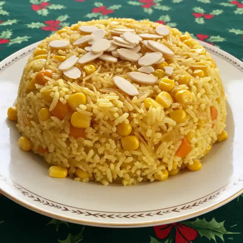 Foto deliciosa de Arroz Festivo com Damasco e Amêndoas pronta para servir - Pratos Brasileiros Icônicos
