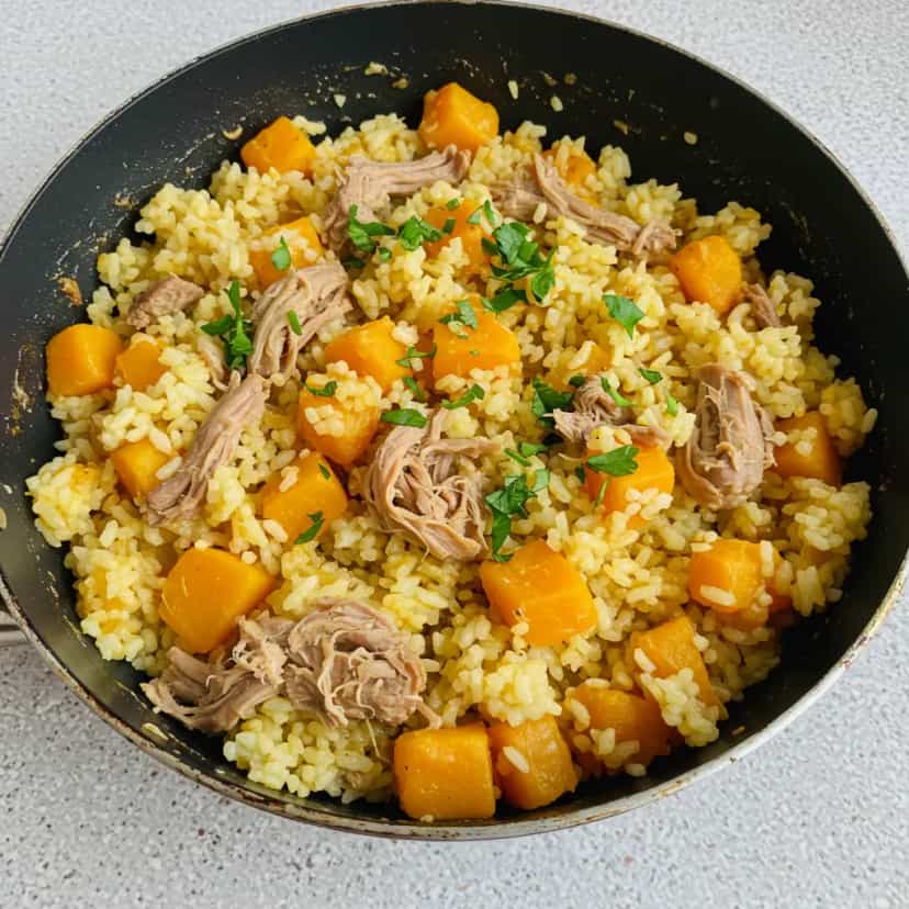 Foto deliciosa de Arroz Sirigado com Carne-de-Sol pronta para servir - Pratos Brasileiros Icônicos