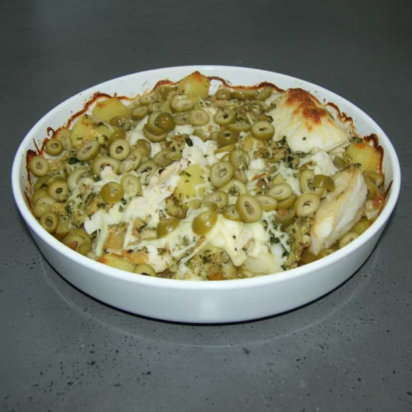 Foto deliciosa de Bacalhau com Batatas ao Forno pronta para servir - Peixes & Frutos do Mar