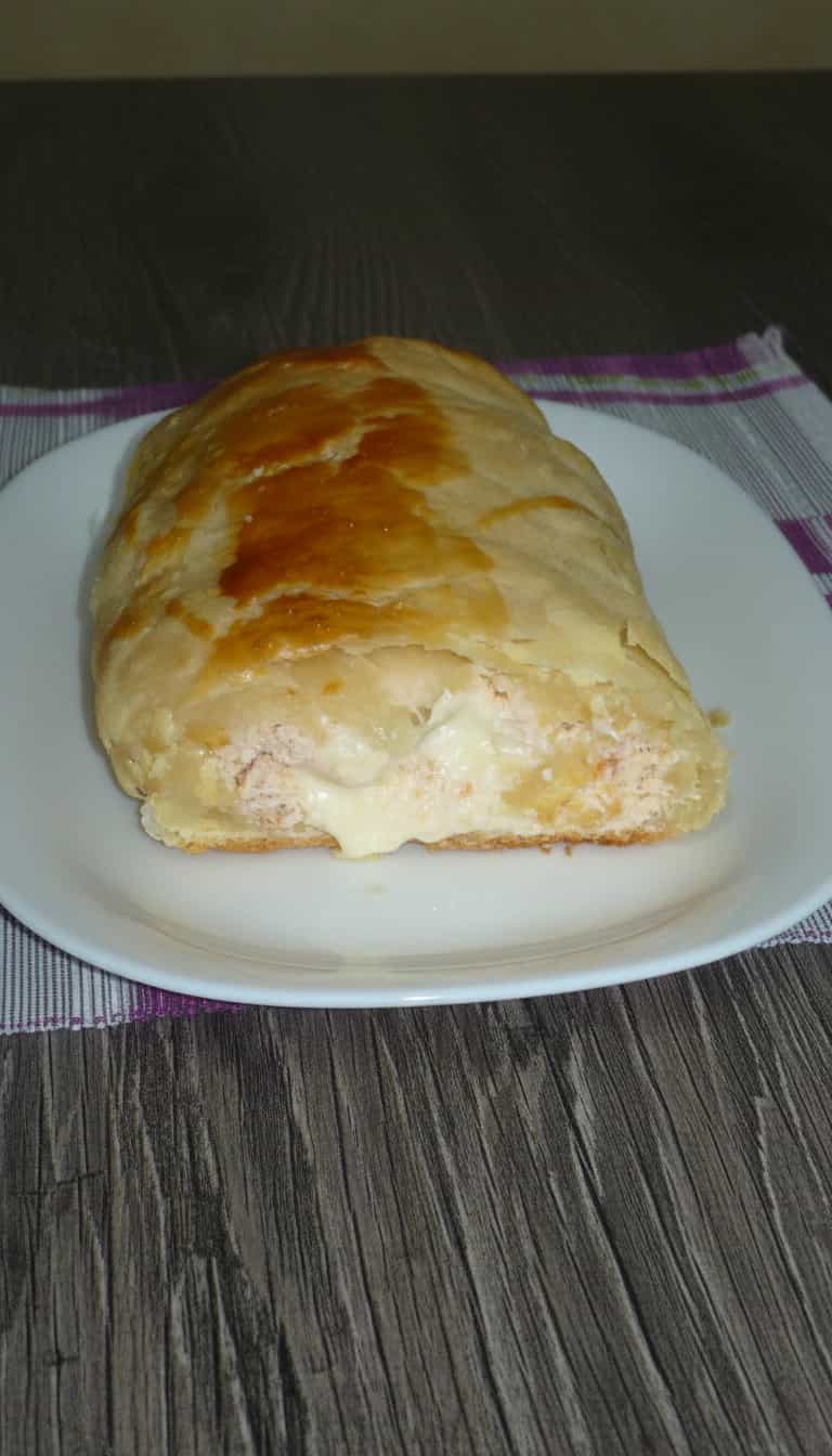 Foto deliciosa de Baguete Folhada de Frango com Catupiry pronta para servir - Lanches de Padaria