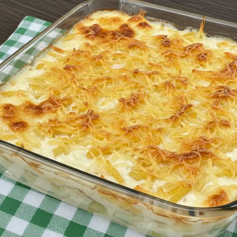 Foto deliciosa de Batata ao Molho Branco Especial pronta para servir - Almoço & Jantar