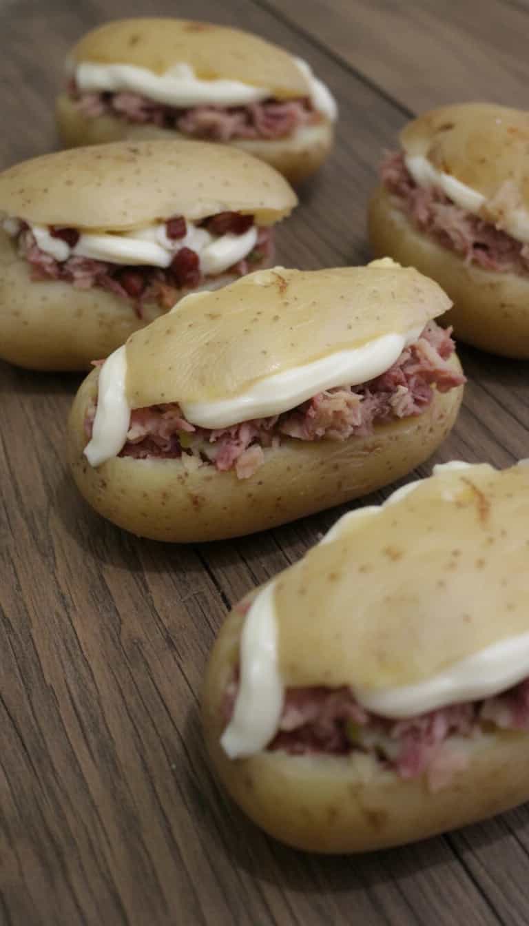 Foto deliciosa de Batata Recheada com Carne Seca pronta para servir - Pratos Brasileiros Icônicos