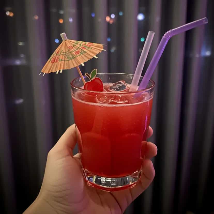 Foto deliciosa de Batida de Frutas Refrescante pronta para servir - Coquetéis