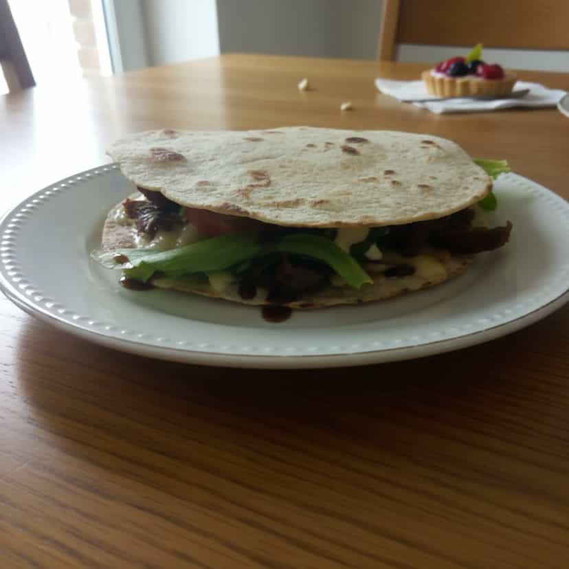 Foto deliciosa de Beirute de Rap10 com Carne Teriyaki pronta para servir - Salgadinhos