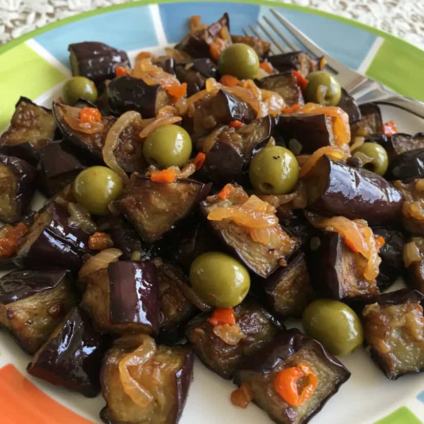 Foto deliciosa de Berinjela Assada com Azeitonas pronta para servir - Pratos Brasileiros Icônicos