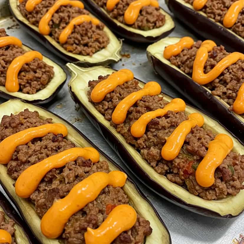 Foto deliciosa de Berinjela Recheada ao Molho de Tomate pronta para servir - Pratos Brasileiros Icônicos