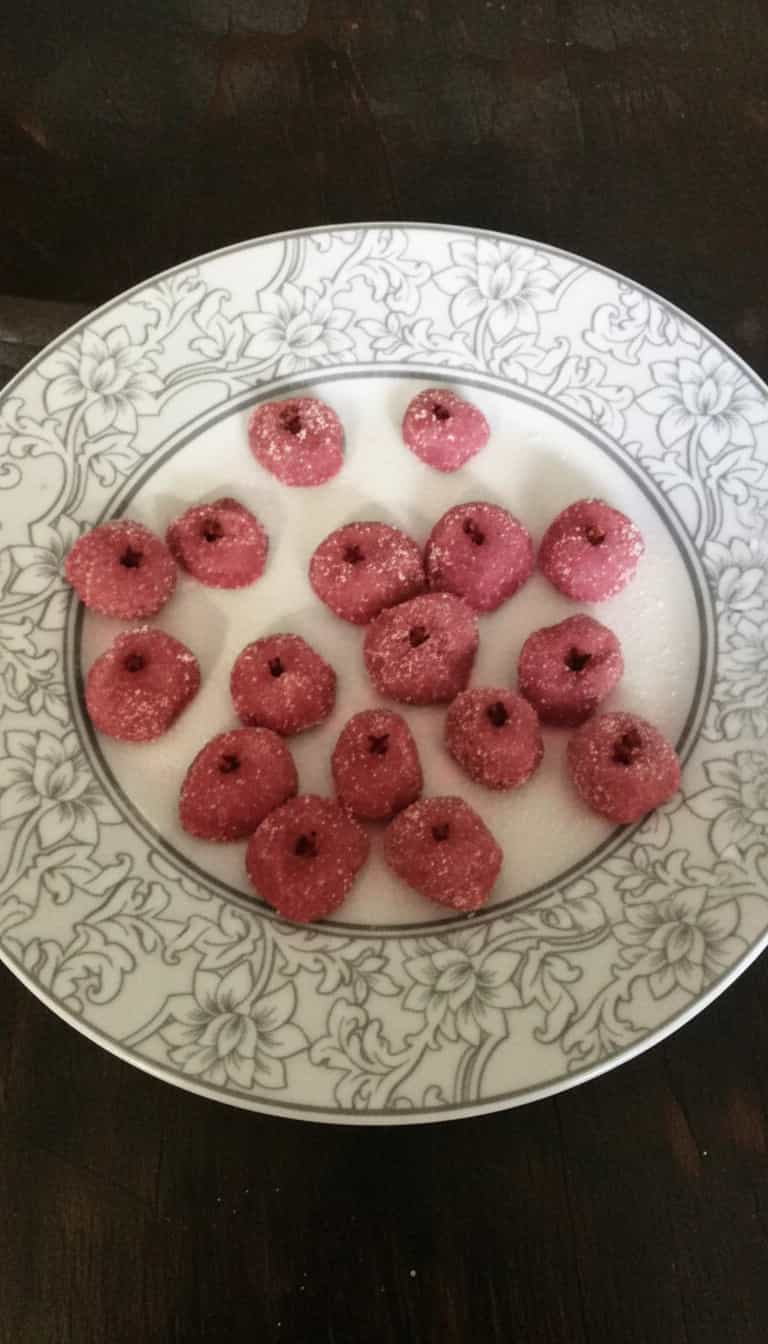 Foto deliciosa de Bichinho de Pé de Morango pronta para servir - Pudins & Cremes
