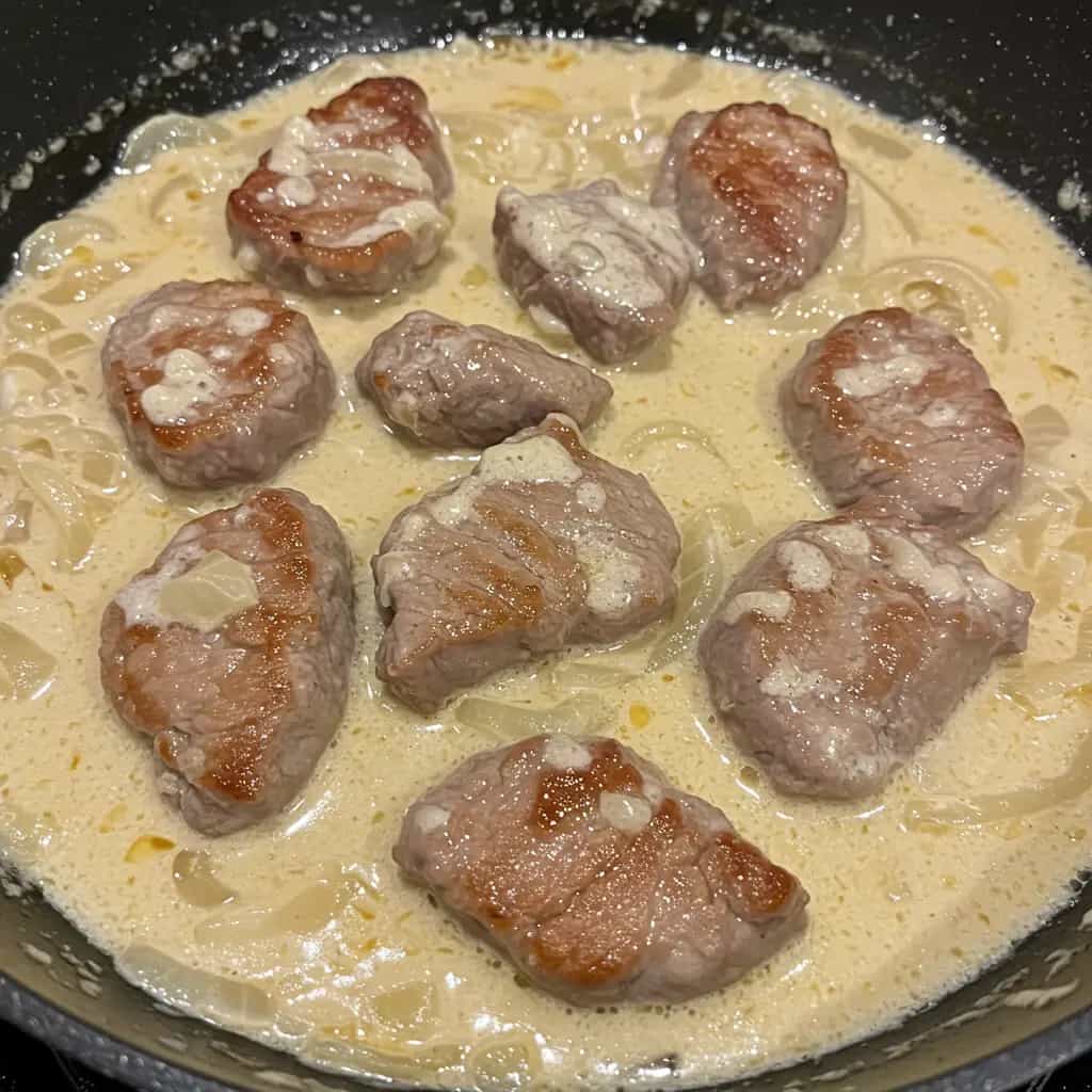 Bife Acebolado ao Molho de Maionese