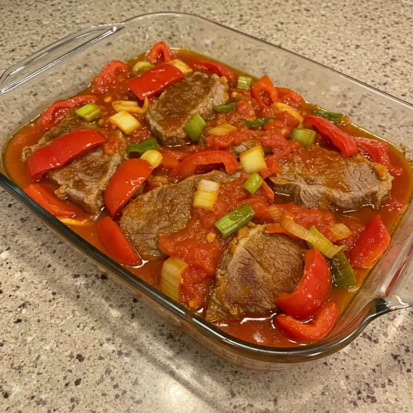 Foto deliciosa de Bife ao Molho de Tomate com Pimentão pronta para servir - Outras Receitas