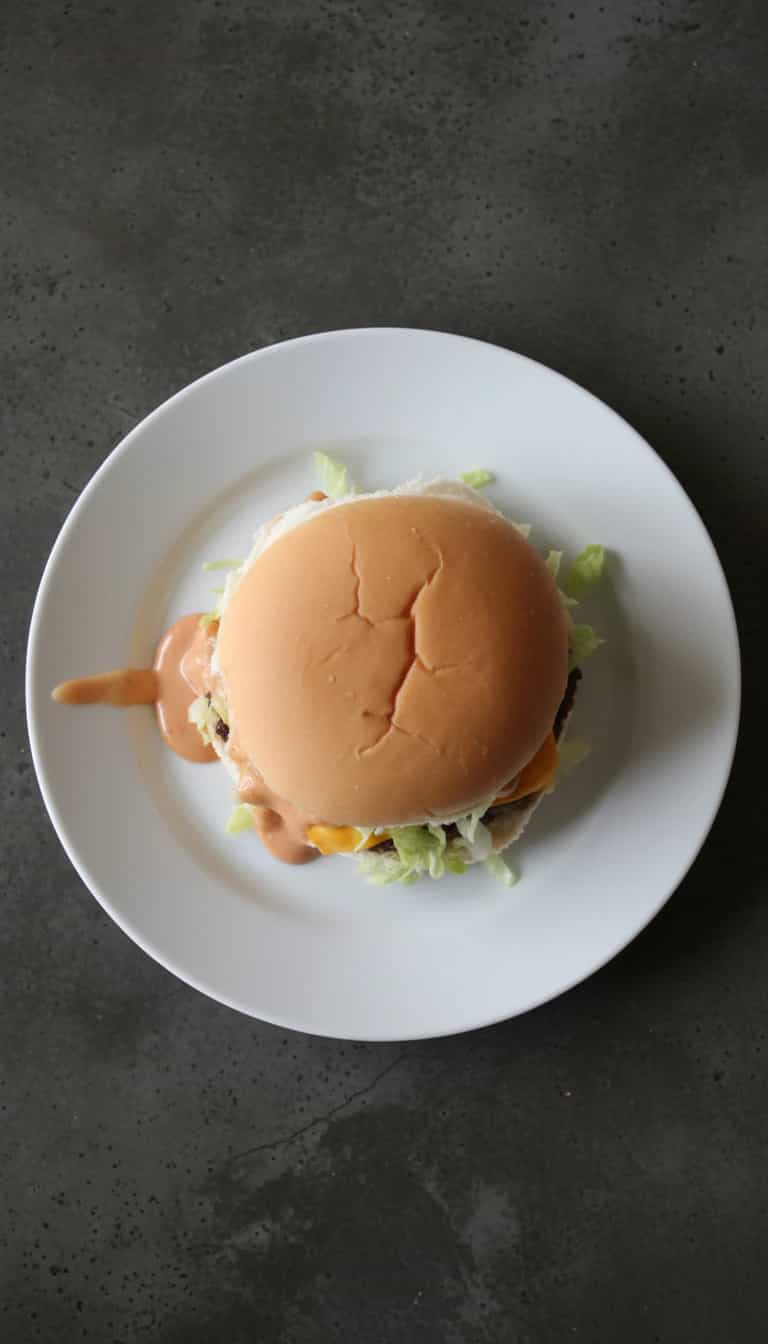 Foto deliciosa de Big Tasty Brasileiro pronta para servir - Salgadinhos