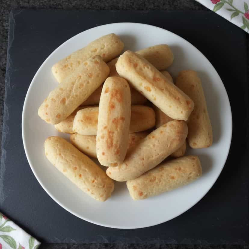 Foto deliciosa de Biscoito de Queijo Caseiro pronta para servir - Snacks Assados