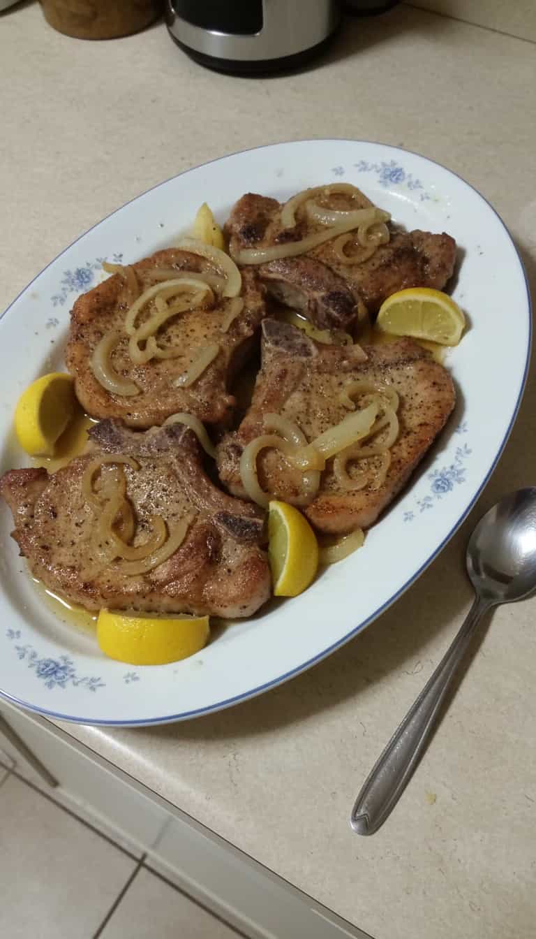 Foto deliciosa de Bisteca de forno ao molho shoyu pronta para servir - Carnes & Frango
