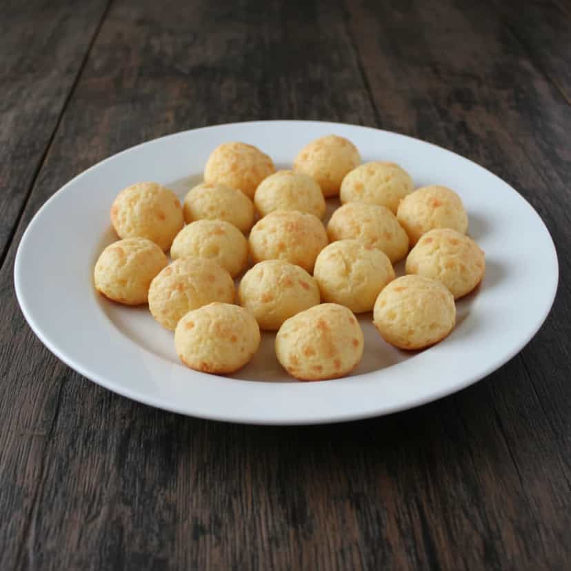 Foto deliciosa de Bolinhas de Mandioca com Queijo pronta para servir - Salgadinhos