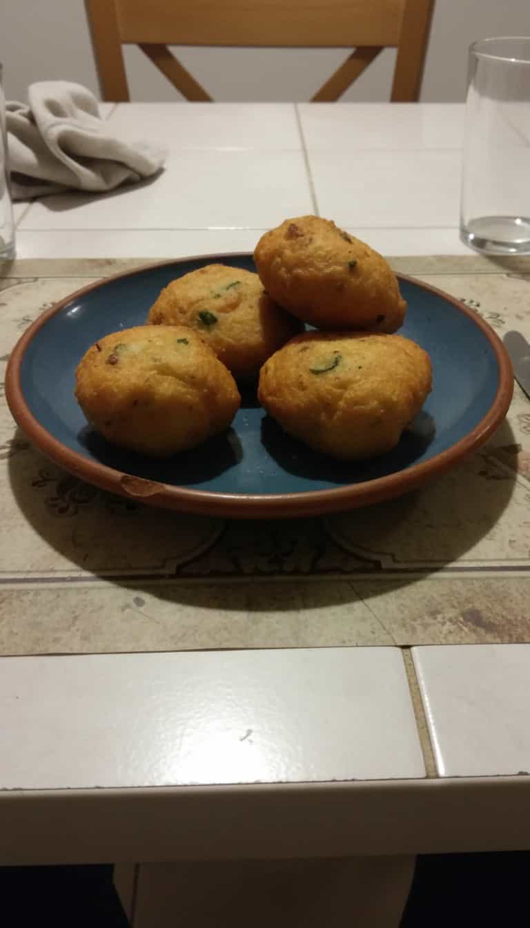 Foto deliciosa de Bolinhos de Bacalhau pronta para servir - Salgadinhos