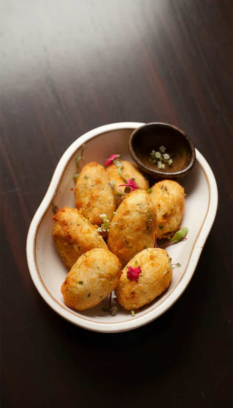 Foto deliciosa de Bolinhos de Bacalhau Tradicionais pronta para servir - Salgadinhos