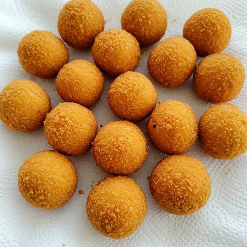 Foto deliciosa de Bolinhos de farinha de mandioca pronta para servir - Salgadinhos