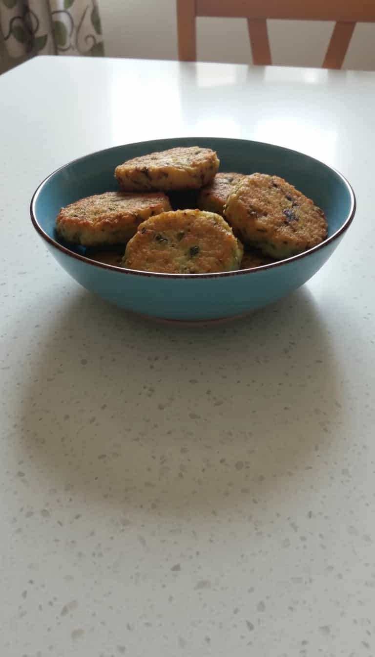 Foto deliciosa de Bolinhos de Frango e Caxi Fritos pronta para servir - Salgadinhos