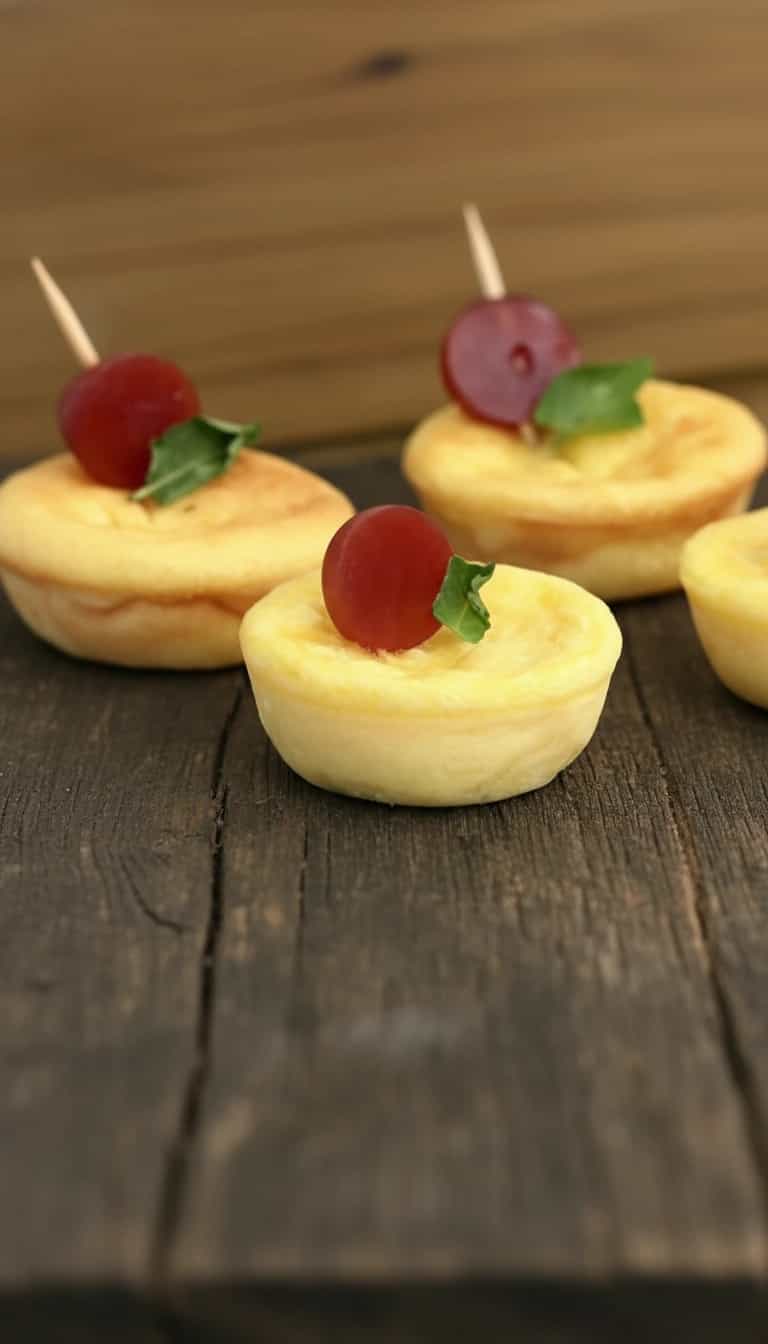 Foto deliciosa de Bolinhos de Milho com Goiabada pronta para servir - Snacks Assados