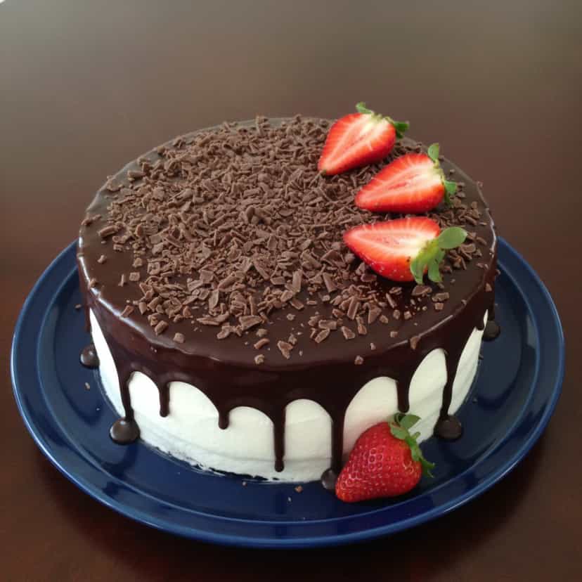 Foto deliciosa de Bolo Brigadeiro Cremoso pronta para servir - Bolos & Cupcakes