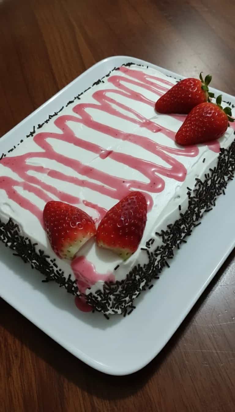 Foto deliciosa de Bolo com Chantilly e Calda pronta para servir - Bolos & Cupcakes