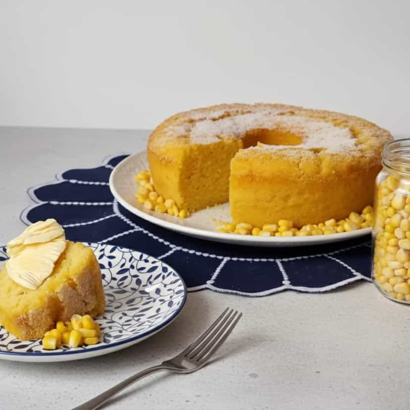 Foto deliciosa de Bolo Cremoso de Milho com Queijo pronta para servir - Bolos & Cupcakes
