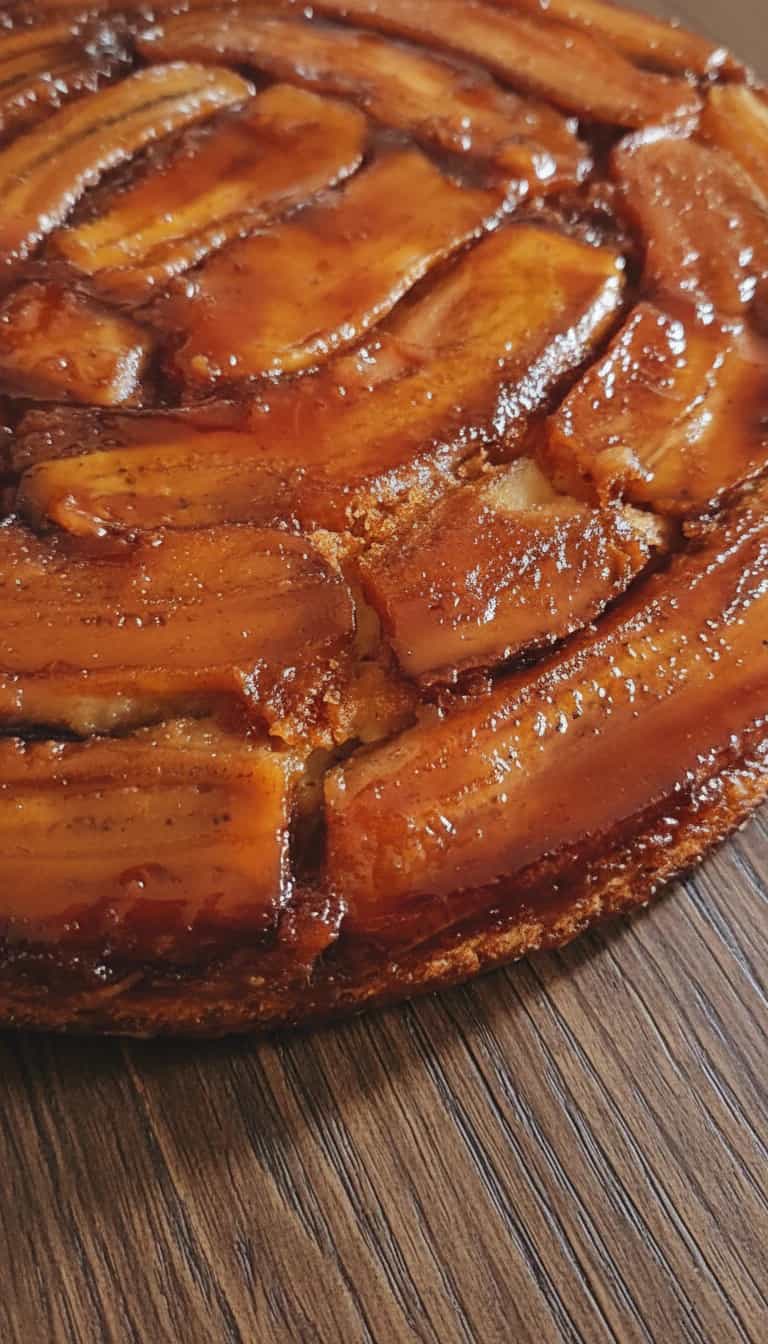 Foto deliciosa de Bolo de Banana Caramelizado pronta para servir - Bolos & Cupcakes