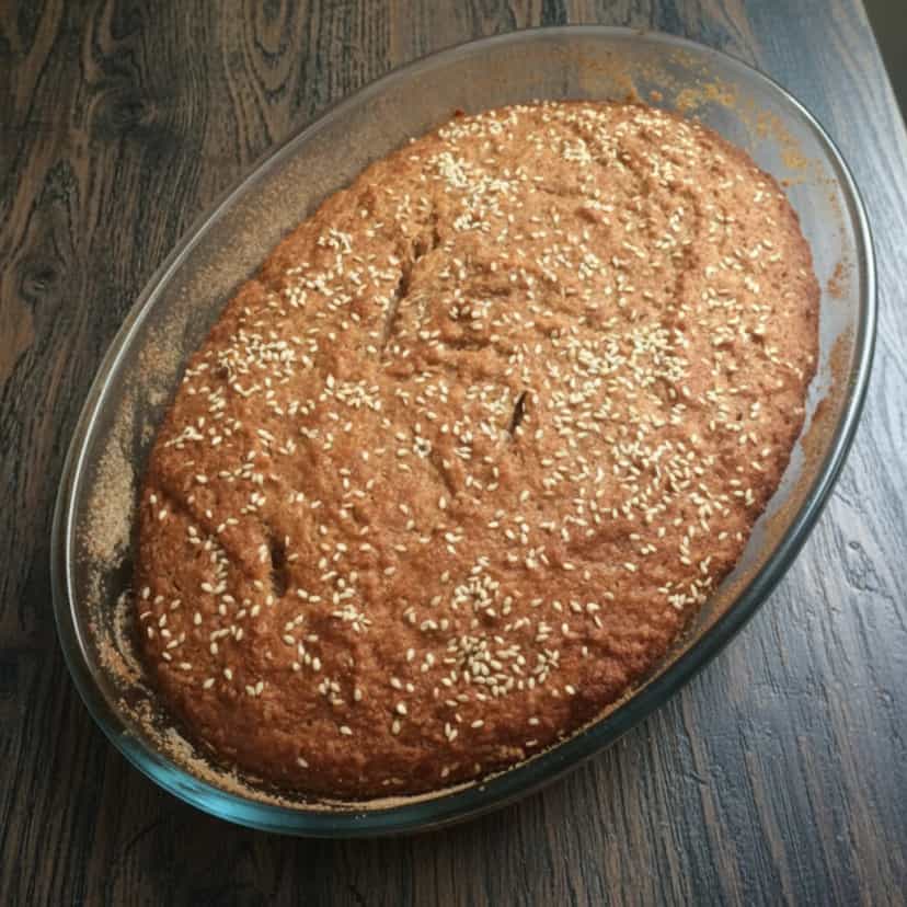 Foto deliciosa de Bolo de Banana com Aveia e Coco pronta para servir - Bolos & Cupcakes
