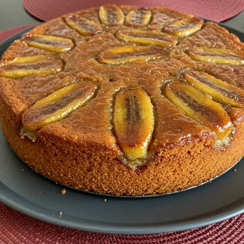 Foto deliciosa de Bolo de Banana com Calda de Açúcar pronta para servir - Bolos & Cupcakes