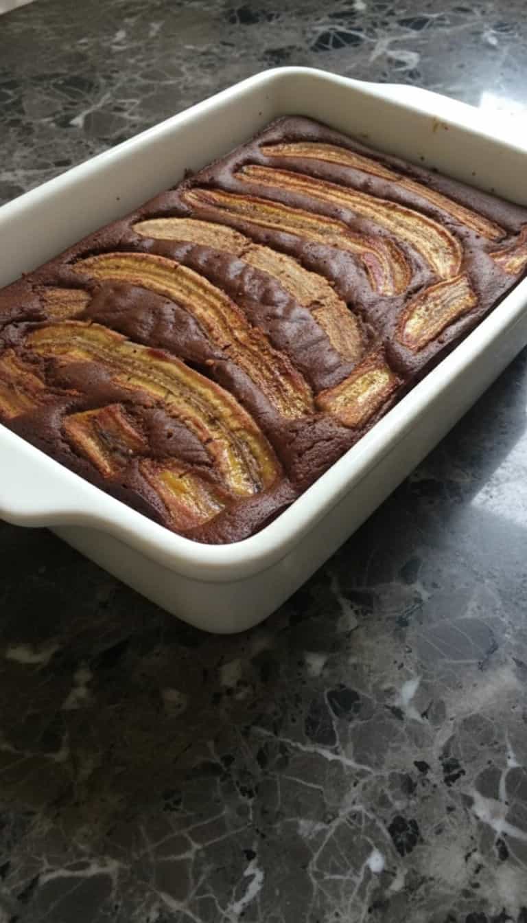 Foto deliciosa de Bolo de Banana Integral com Cacau pronta para servir - Bolos & Cupcakes