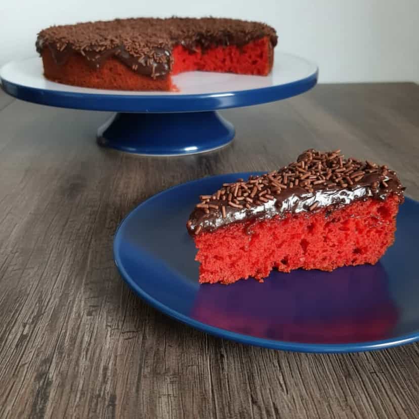 Foto deliciosa de Bolo de Beterraba com Brigadeiro pronta para servir - Bolos & Cupcakes