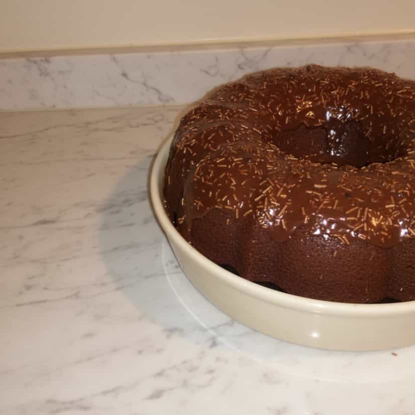 Foto deliciosa de Bolo de Brigadeiro pronta para servir - Bolos & Cupcakes