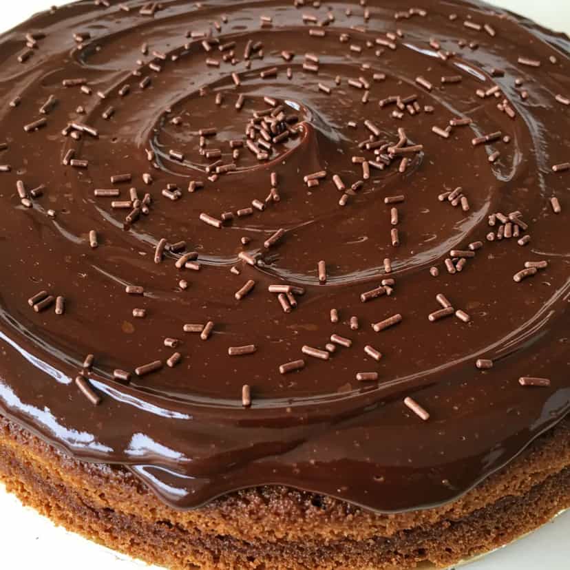 Foto deliciosa de Bolo de Brigadeiro pronta para servir - Bolos & Cupcakes