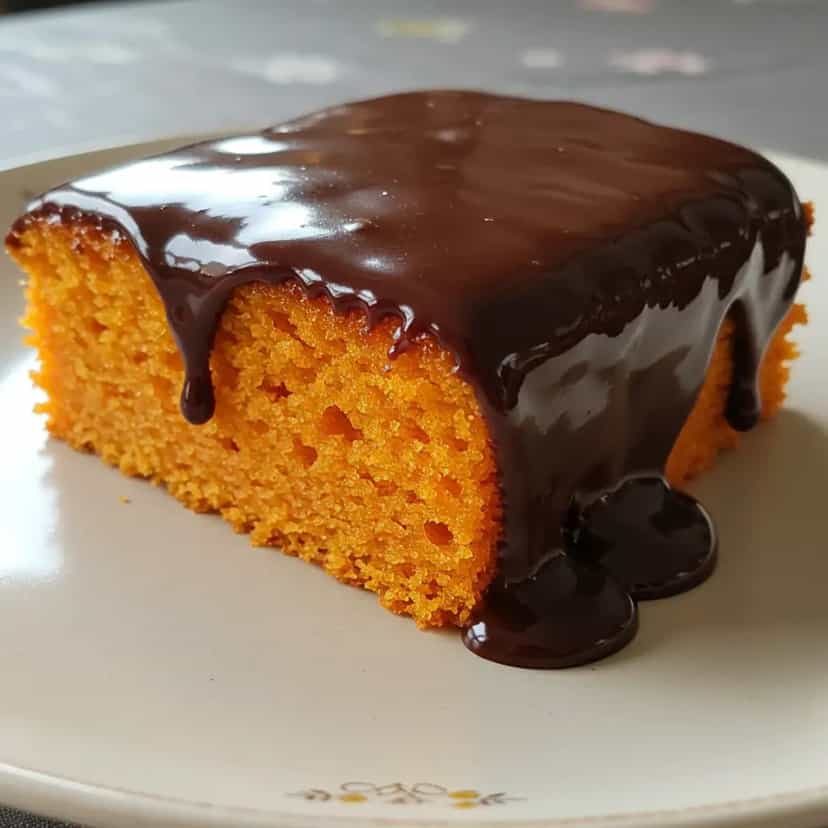Foto deliciosa de Bolo de Cenoura Molhadinho (sem leite) pronta para servir - Bolos & Cupcakes